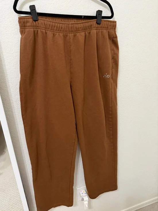 Alo Accolade Sweatsuit Set - Picture 5 of 7